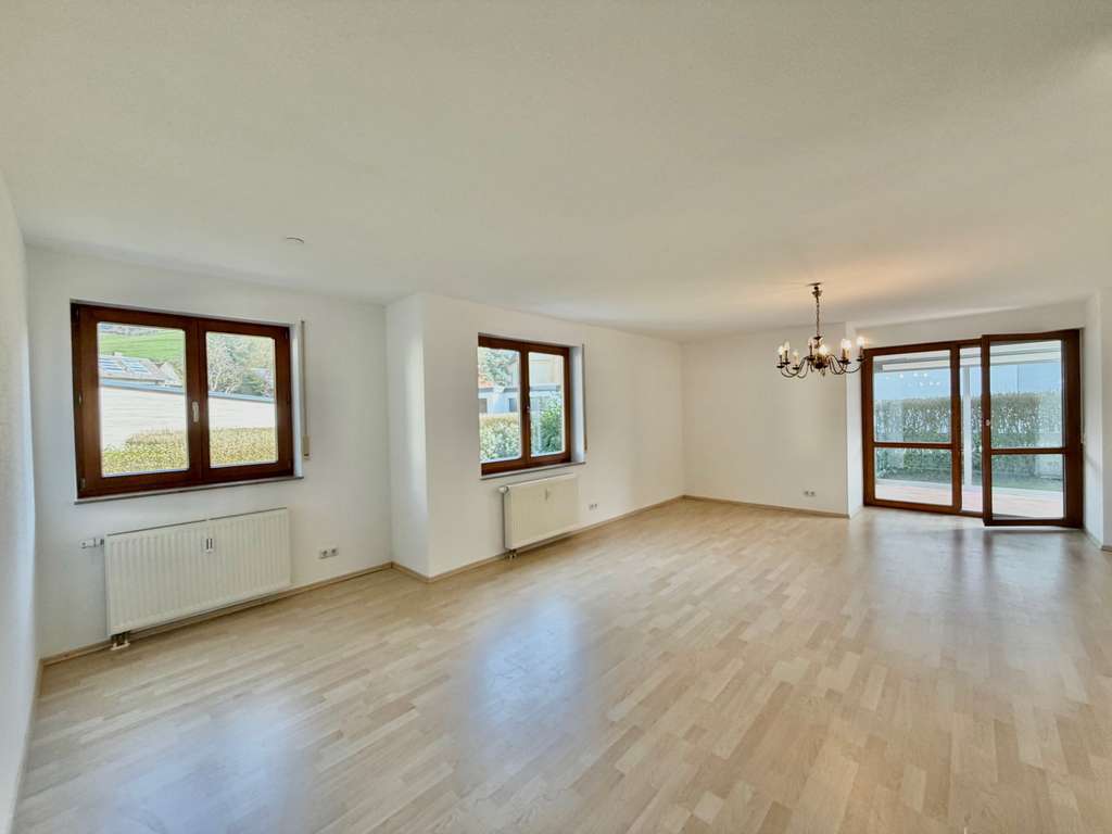 Immobilie in Freiamt - Helle 3-Zi.-Wohnung mit großem Gartenanteil, Wintergarten und Hobbyraum - Bild 1