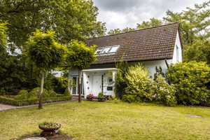 Cuxhaven-Sahlenburg // Zweifamilienhaus mit zwei modernen Ferienwohnungen und 5,3 % Rendite! – Cuxhaven (Kreis) – Vorschaubild 1