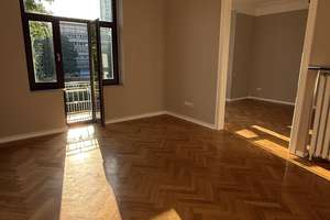 Stilvoller Altbau mit drei Balkonen und frontalem Blick auf den Spee’schen Graben – Poststr. 30, 40211 Carlstadt, Düsseldorf – Vorschaubild 4