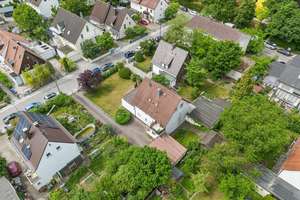 Sanierungsbedürftiges 3-Familienhaus in München-Lerchenau mit charmantem Grundstück – Die vollständige Adresse der Immobilie erhältst du vom Anbieter., 80935 Lerchenau-Ost, München – Vorschaubild 3