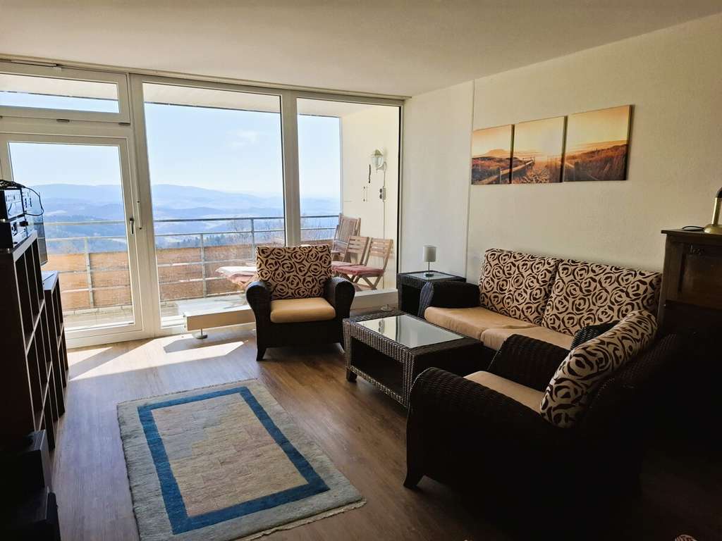 Immobilie in Freyung - Bezaubernde, möblierte 2-Zi.-Whg, mit Balkon und traumhafter Aussicht am Geyersberg - Bild 3