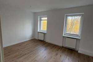 Sofort bezugsfrei: Stilvoll modernisierte 2-Zimmer-Wohnung in kernsaniertem Mehrfamilienhaus 