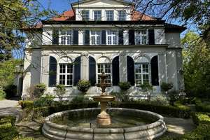 Exklusive Villenwohnung mit herrschaftlichem Charakter, eigener Gartenanteil, Einbauküche