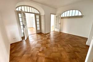 Erstbezug nach hochwertiger Sanierung – Stilvolle 4-Zimmer-Altbauwohnung mit Wintergarten, Balkon & 