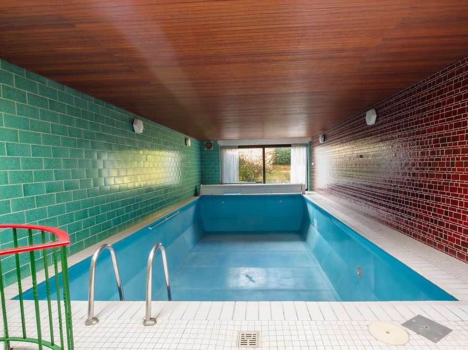 Ebenerdiges Schwimmbad mit Zug