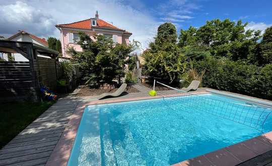 exklusive Stadtvilla mit Pool
