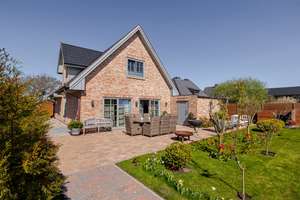 Repräsentatives, neuwertiges Wohnhaus mit großem Garten- und Terrassenbereich in Tinnum – Die vollständige Adresse der Immobilie erhältst du vom Anbieter., 25980 Sylt (Gemeinde) – Vorschaubild 2