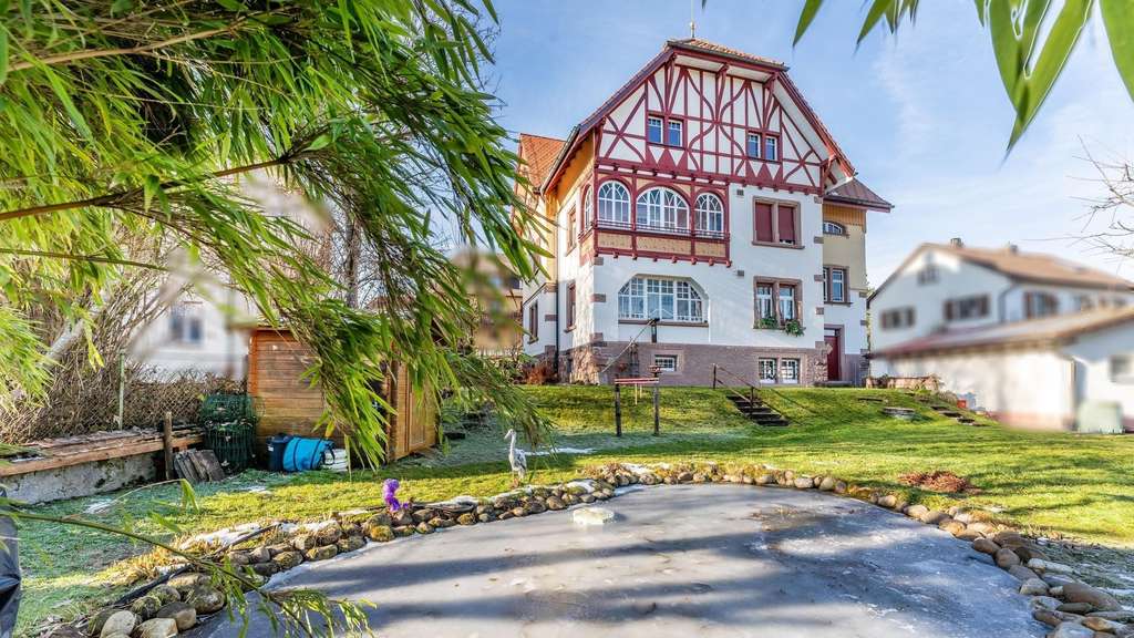 Immobilie in Titisee-Neustadt - Herrschaftliches Dreifamilienhaus mit Villencharakter - reprästentativ, flexibel, werthaltig.  - Bild 1