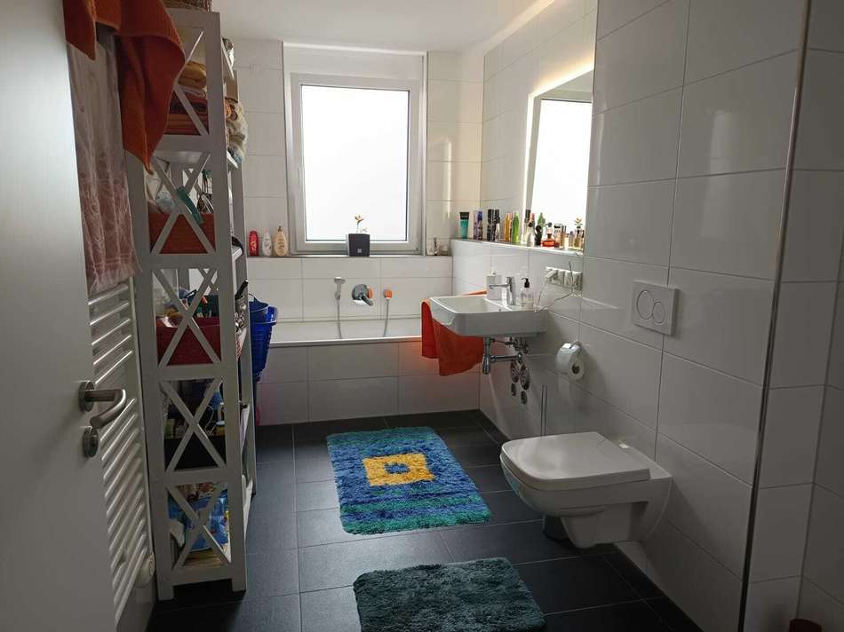 Tageslichtbad mit Wanne