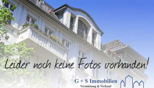 Bild von Charmantes Mehrfamilienhaus mit Potential mit PKW Einstellplätzen 3 Garagen und Garten