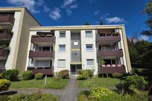 Familienwohnung. Vier Zimmer. Am Klinikum. Gepflegt, aber anpassungsbedürftig.