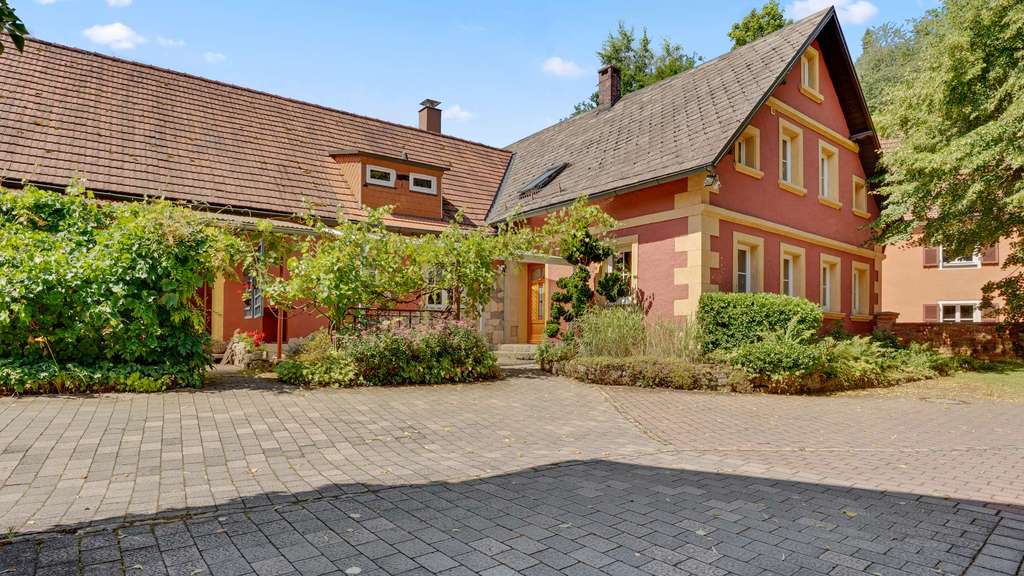 Immobilie in Weidenberg - Bauernhaus mit Traumgrundstück! Gepflegtes Wohn- und Gewerbeanwesen mit großen Nebengebäuden - Bild 2