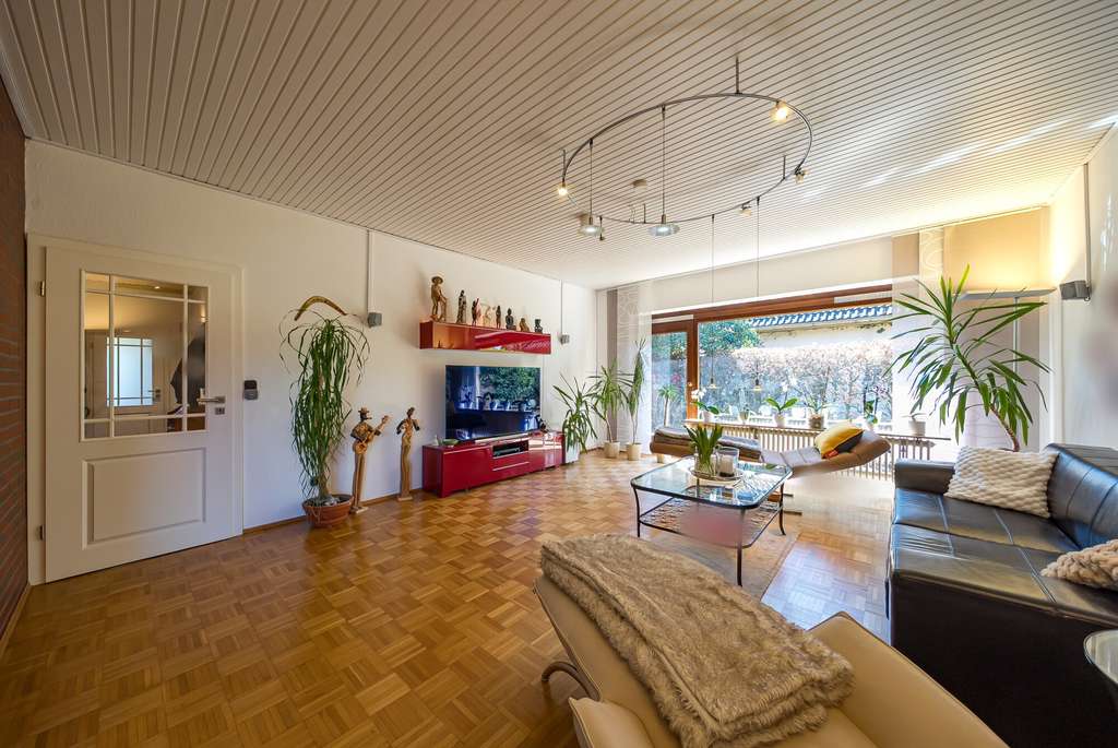 Immobilie in Ovelgönne - Großes & gepflegtes Einfamilienhaus mit Doppelgarage, Sauna, Kamin und mehreren Heizungsoptionen - Bild 3