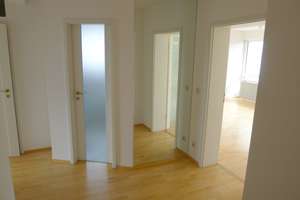Attika-Wohnung mit 3 Zimmern und zwei Balkonen Nähe Nymphenburger Schlosspark in München-Obermenzing – Kirschäckerweg 20, 81247 Obermenzing, München – Vorschaubild 3