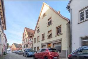 Mehrfamilienhaus in begehrter Lage mit Entwicklungspotenzial und Altbaucharme