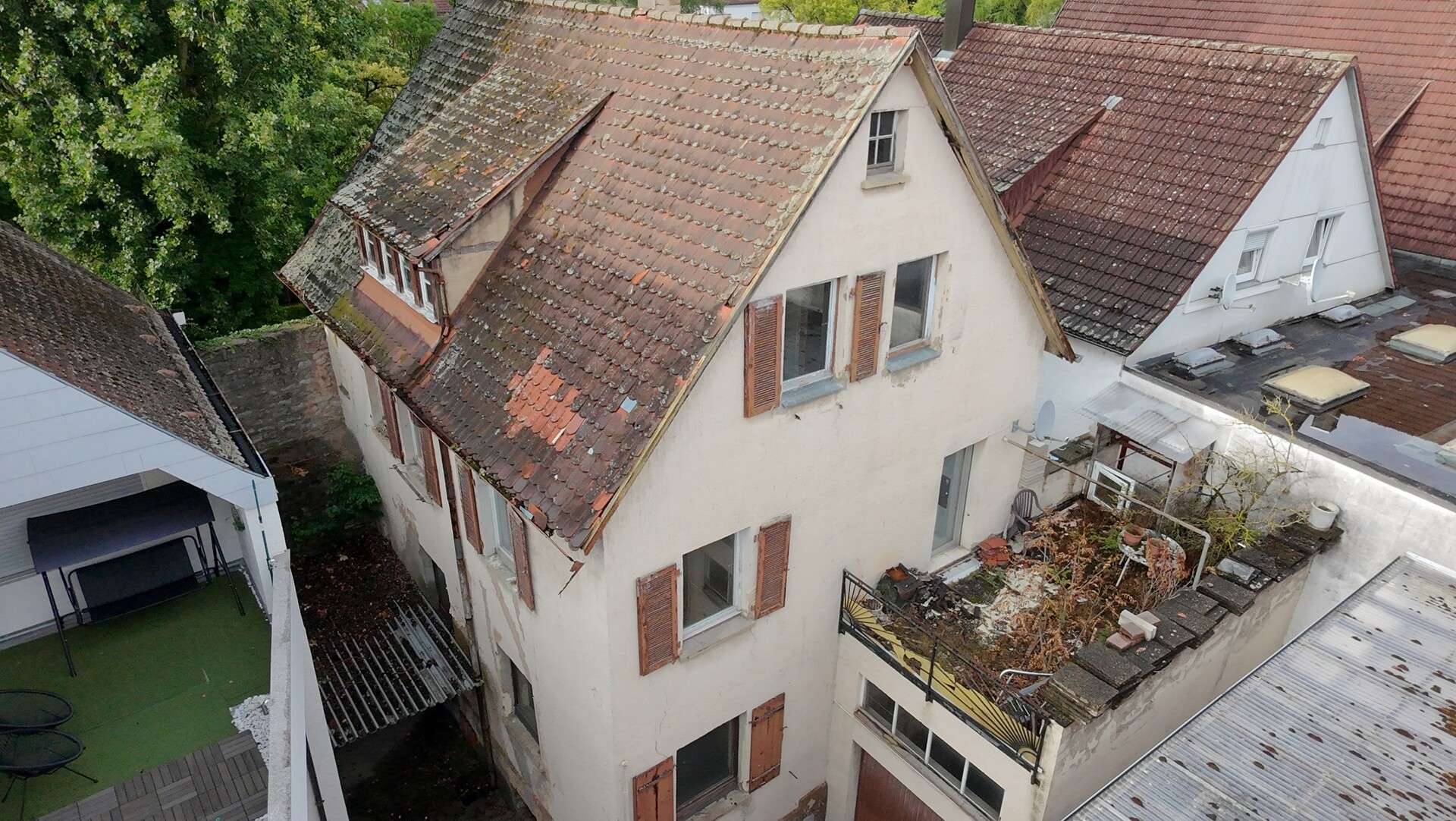 ROHJUWEL MIT PARKBLICK: ZENTRALES MEHRFAMILIENHAUS ZUR SANIERUNG IN CRAILSHEIM, Schwäbisch Hall Kreis – Bild 1