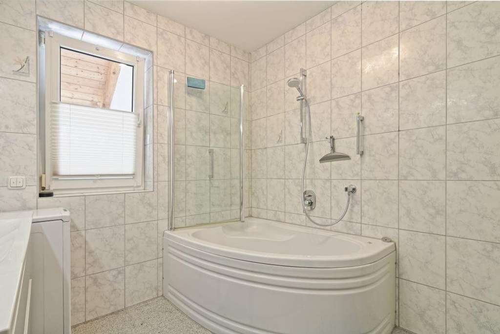 Immobilie in Albaching - Großzügiges Einfamilienhaus (einseitig angebaut) mit außergewöhnlich viel Platz - Bild 4