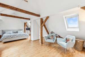 Besonderes Wohnambiente mitten in Kirchrode: Maisonette-Wohnung mit Balkon & Dachterrasse