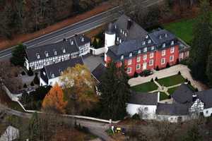 Tauchen Sie ein in die historische Eleganz dieser außergewöhnlichen Burg – Euskirchen (Kreis) – Vorschaubild 1