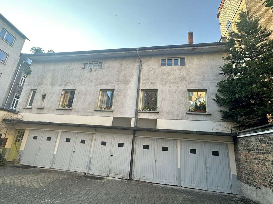 Garagen und Hinterhaus 