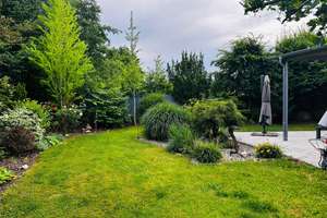 Lichtdurchflutetes naturnahes Einfamilienhaus mit zusätzlichem Bauland + großzügigen Gewerbeflächen – Die vollständige Adresse der Immobilie erhältst du vom Anbieter., 85250 Altomünster – Vorschaubild 2