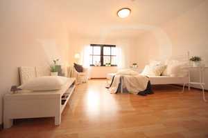 Familienparadies im modernen Landhausstil mit 8 Zi., 4 Bädern, Weinkeller, Garage, Carport, Stpl. – Hochtaunuskreis – Vorschaubild 4