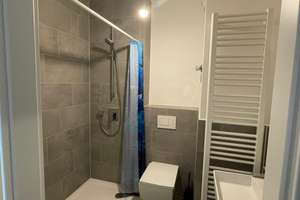 Neuwertige, lichtdurchflutete 3-Zimmer-Wohnung mit Sonnenbalkon zur Gracht  im Zollhafen – Flößerhof 19, 55120 Neustadt, Mainz – Vorschaubild 5