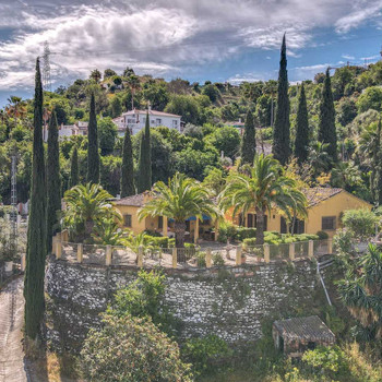 Zwei Häuser auf einem Grundstück