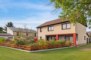 Ein- Zweifamilienhaus mit großem Garten