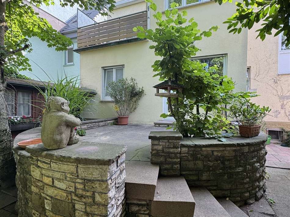 Die Terrasse vom Garten aus