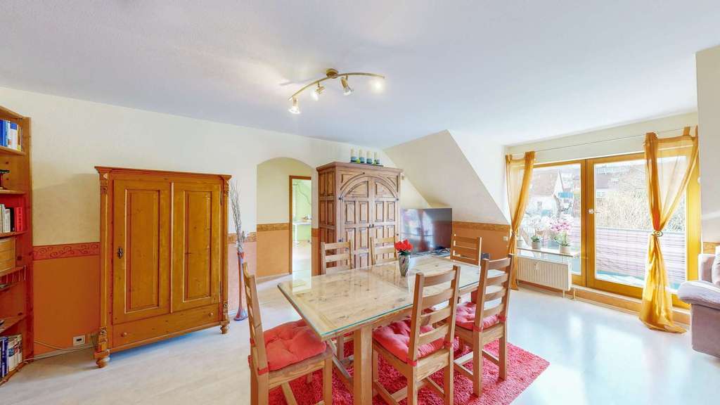 Immobilie in Margetshöchheim - Charmante Dachgeschosswohnung mit viel Stauraum - Bild 1