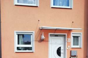 Doppelhaushälfte mit Garage und Carport