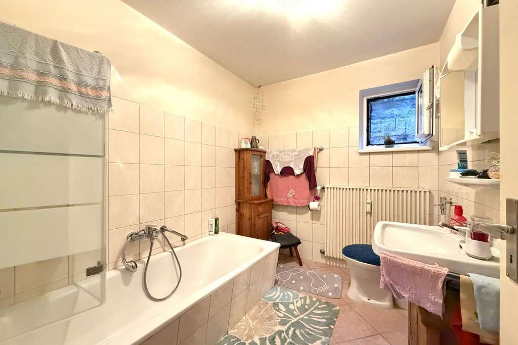 Immobilie in Burgheim - MFH mit 3 Einheiten, Außenwanddämmung, PV Technik & Grundstückspotenzial in Zentrallage Burgheims - Bild 4