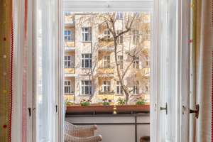 Altbau-Klassiker mit historischem Stuck und drei Balkone im Winskiez