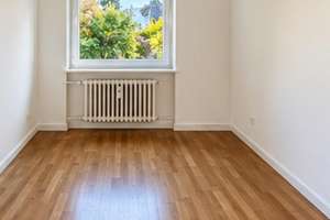 Helle 3-Zimmer-Wohnung mit Essbereich, Balkon, und Fahrstuhl in Kiel Dietrichsdorf – 24149 Neumühlen-Dietrichsdorf, Kiel – Vorschaubild 4