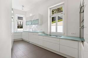Leben im Treppenviertel: Maisonette-Wohnung mit Terrasse und spektakulärerem Elbblick – Die vollständige Adresse der Immobilie erhältst du vom Anbieter., 22587 Blankenese, Hamburg – Vorschaubild 4