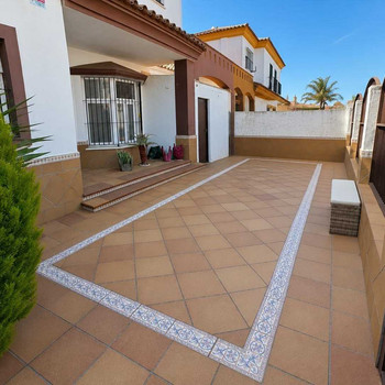 SPEKTAKULÄRES EINFAMILIENHAUS IN LAS PALMERAS MIT 4 SCHLAFZIMMERN UND 2 GROSSEN TERRASSEN