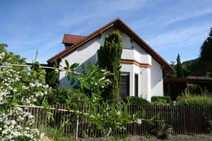 Zweifamilienhaus – Hochwertiges Weberhaus mit Traumgrundstück in bester Lage von Henneberg – Am Schulgarten 28, 98617 Henneberg – Vorschaubild 1