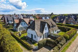 Reetgedeckte Haushälfte mit eingewachsenem Garten in Wenningstedt – Die vollständige Adresse der Immobilie erhältst du vom Anbieter., 25996 Wenningstedt-Braderup (Sylt) – Vorschaubild 2