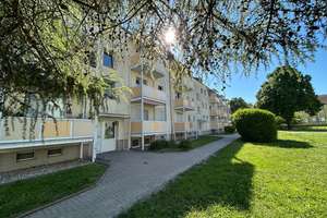 Ruhig gelegene 3-Raum Wohnung mit Balkon – Friedrich-Ludwig-Jahn-Straße 15, 39240 Calbe (Saale) – Vorschaubild 1
