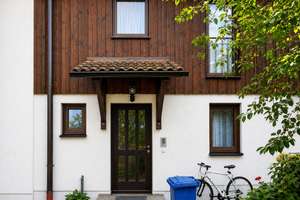 Modernisiertes Reihenmittelhaus mit Garten, Balkon und Keller in München-Perlach
