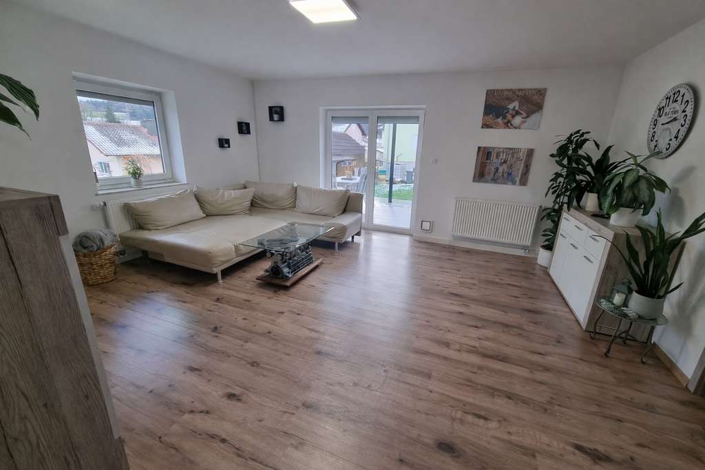 Immobilie in Kößlarn - Wohnkomfort auf zwei Ebenen – Erdgeschosswohnung mit ausgebautem Untergeschoss - Bild 0