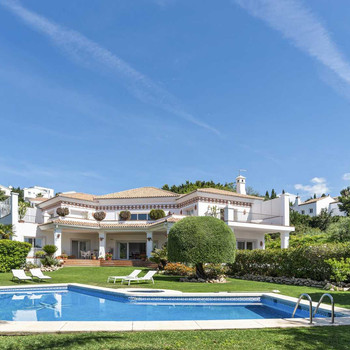 Diese elegante Villa mit Meerblick befindet sich in der begehrten Gegend von Paraíso Alto und bietet