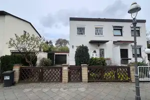 "Idyllisches Zuhause in Lichtenrade: Gepflegte Doppelhaushälfte mit Garage, Keller und schönem Grund – Berlin – Vorschaubild 1