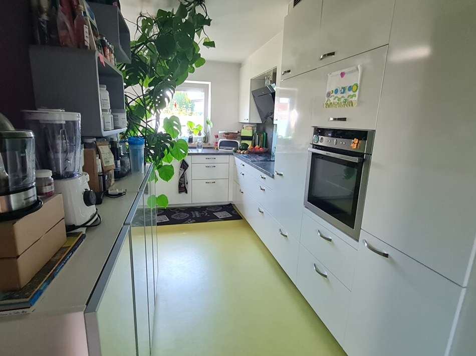 Küche mit Blick vom Essbereich
