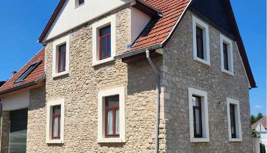 Bild von Schmuckes Bruchsteinhaus mit großer Garage und abgeschirmtem Innenhof von privat zu verkaufen