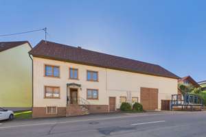 Wohnen mit Herz & Raum – vielseitiges Generationenhaus mit Potenzial – Die vollständige Adresse der Immobilie erhältst du vom Anbieter., 78176 Blumberg – Vorschaubild 1