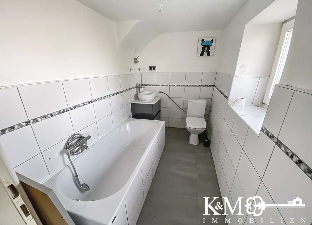 Immobilie in Kirchwald - Charmantes Projekt für Handwerker: 4 Zimmer, Stallgebäude, 553 m² Grundstück - Bild 3