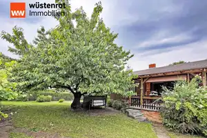 IDYLLE IN DER STADT: HAUS MIT EINBAUKÜCHE + VOLLKELLER + NEBENGEBÄUDE + GROSSEM GRUNDSTÜCK – Mecklenburg-Strelitz (Kreis) – Vorschaubild 3