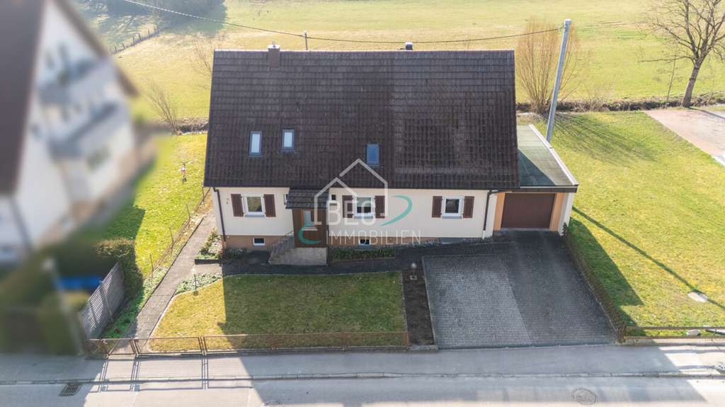 Immobilie in Obersontheim - Ruhiges Zweifamilienhaus mit grünem Garten am Riedbach - Bild 0